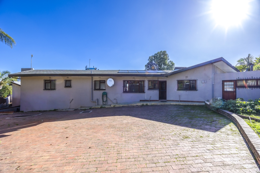 6 Bedroom Property for Sale in Plattekloof 1 Western Cape